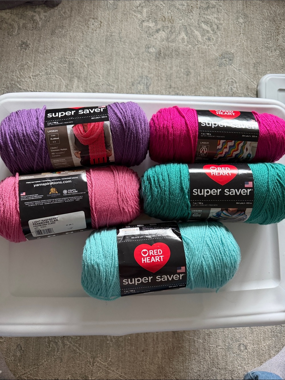 Red Heart super saver
Size 7oz ea
Color: assortment 
NWT